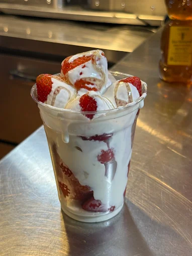 Berries & Cream strawberry cup